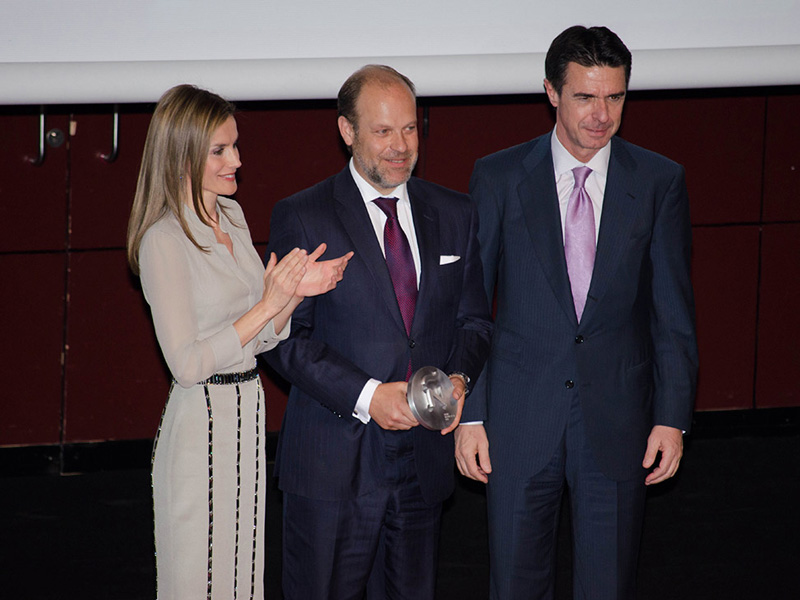 Queen Letizia Ortiz presenting award to Tendam Group
