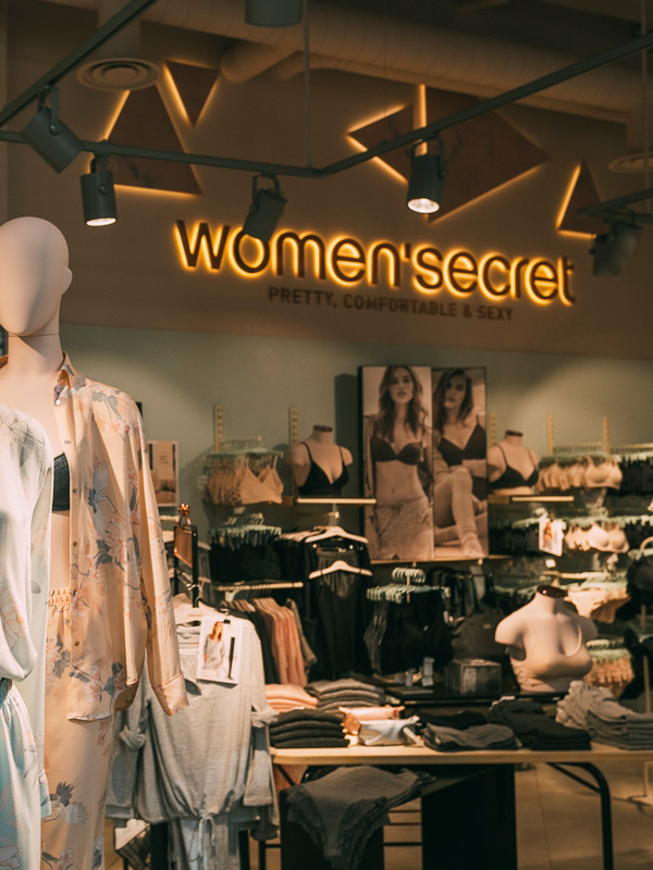 mannequins in women 'secret store as an omnichannel store